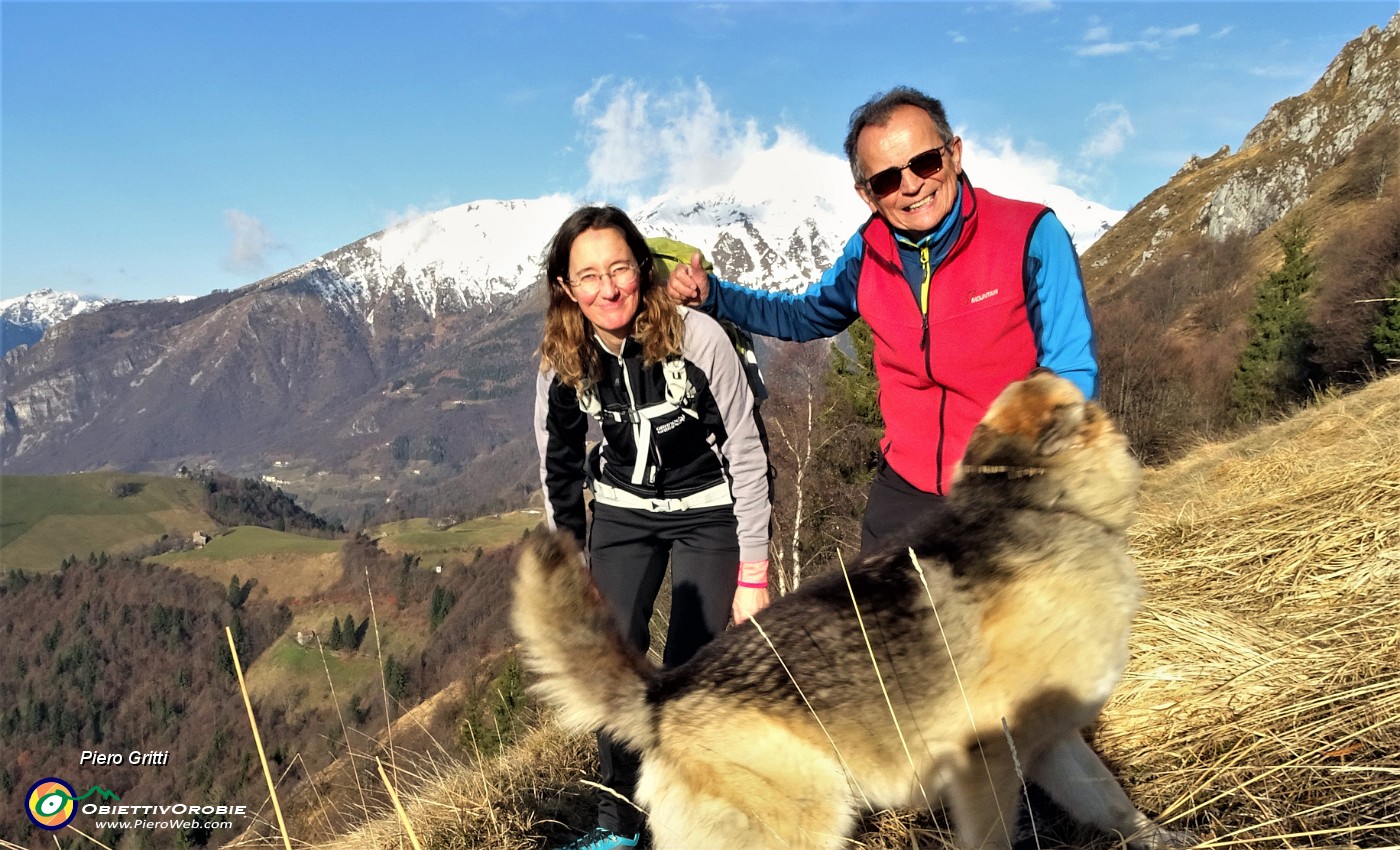 01 Salendo dal Colle di Zambla alla Baita Alta di Grem sul sent. 223 con vista in Menna.JPG -                                